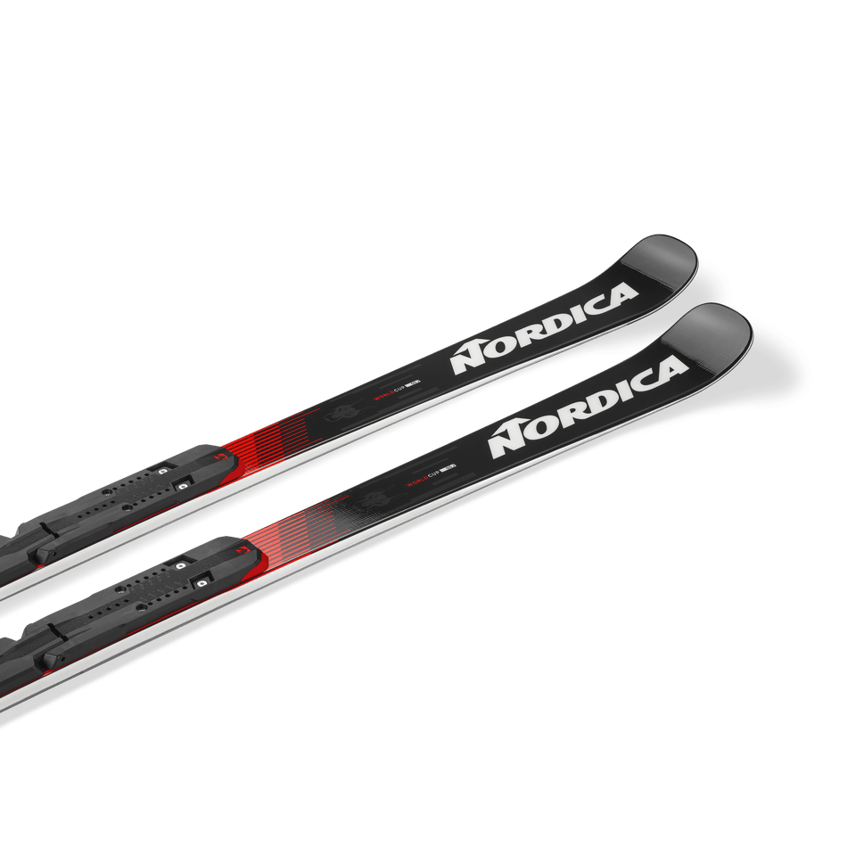 Die Nordica DOBERMANN GSJ PLATE 2026/2027 Junior-Riesenslalom-Rennski in den Farben Schwarz, Rot und Weiß mit einem auffälligen Nordica-Logo in der Nähe der Spitzen sind ideal für aufstrebende Rennfahrer und werden auf einem schlichten weißen Untergrund präsentiert.