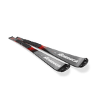 Ein Paar Nordica DOBERMANN SLJ PLATE 2026/2027 Junior Slalom Skier mit schwarzem, rotem und grauem Design sind nebeneinander auf weißem Hintergrund abgebildet. Ideal für Nachwuchsrennsport-Fans.