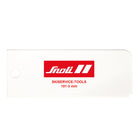 Die Snoli Abziehklinge Plexiglas von Maislinger Snoli ist ein weißer Kunststoff-Skiwachsschaber mit rotem Logo, SKISERVICE-TOOLS 101-3 mm Aufschrift, Loch und abgerundeter Ecke - perfekt für die präzise Ski- und Snowboardpflege.