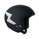 Der POC Sports Skull Dura JR Helm verfügt über ein mattschwarzes Finish, ein weißes Blitzdesign, eine weiche Innenpolsterung und einen verstellbaren Race Lock Kinnriemen, abgebildet auf einem schlichten weißen Hintergrund.