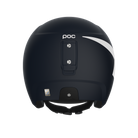 Rückansicht eines schwarzen POC Sports Skull Dura JR Helms mit Race Lock, weißem Streifen auf der rechten Seite, zentralem Befestigungspunkt und sichtbarem Kinnriemen.