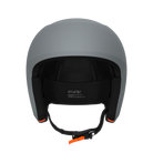Ein mattgrauer POC Sports Poc Skull Dura X Mips Helm von hinten gesehen, mit sichtbarer Innenpolsterung, einem schwarzen Kinnriemen mit orangefarbenen Laschen und weißem Text auf der Innenseite.