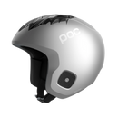 Der POC Sports Skull Dura Jr Marco Odermatt Edition Skihelm ist mit silbernem Finish, schwarzen geometrischen Mustern auf der Oberseite, Belüftung, schwarzer Innenpolsterung und einem Kinnriemen auf weißem Hintergrund abgebildet.