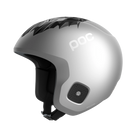 Der POC Sports Skull Dura Jr Marco Odermatt Edition Skihelm ist mit silbernem Finish, schwarzen geometrischen Mustern auf der Oberseite, Belüftung, schwarzer Innenpolsterung und einem Kinnriemen auf weißem Hintergrund abgebildet.