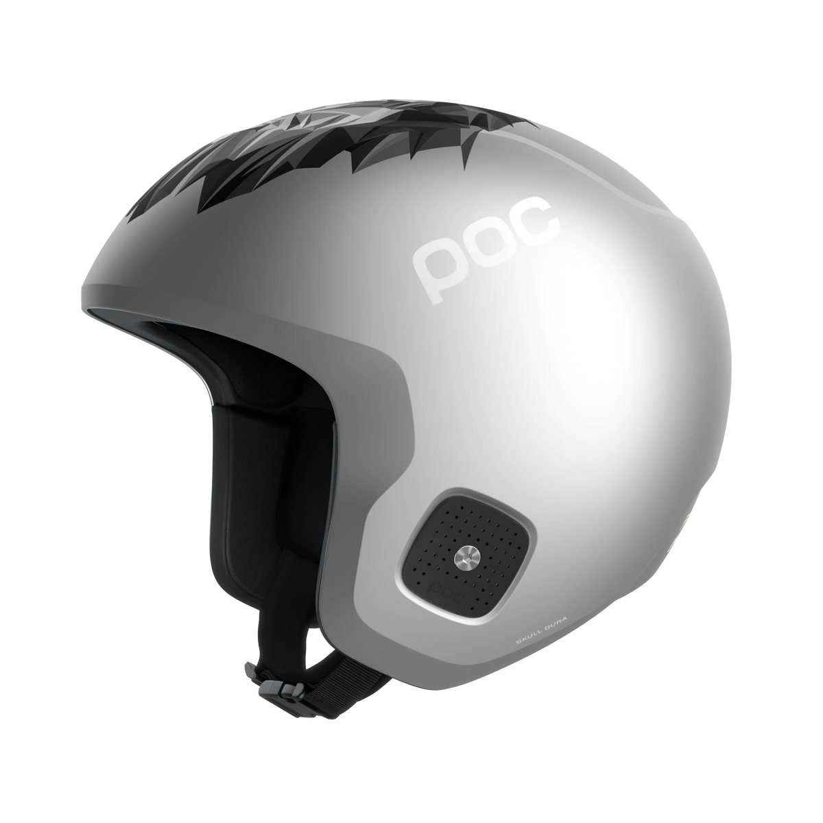 Der POC Sports Skull Dura Jr Marco Odermatt Edition Skihelm ist mit silbernem Finish, schwarzen geometrischen Mustern auf der Oberseite, Belüftung, schwarzer Innenpolsterung und einem Kinnriemen auf weißem Hintergrund abgebildet.