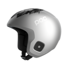 Der POC Sports Skull Dura Jr Marco Odermatt Edition Skihelm ist mit silbernem Finish, schwarzen geometrischen Mustern auf der Oberseite, Belüftung, schwarzer Innenpolsterung und einem Kinnriemen auf weißem Hintergrund abgebildet.