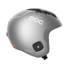 Der POC Sports Skull Dura Jr Marco Odermatt Ed. ist ein matt silberner Skihelm mit schwarzem geometrischem Design, sichtbaren Ohrenschlitzen, Kinnriemen und der Unterschrift von Marco Odermatt am unteren Rand.
