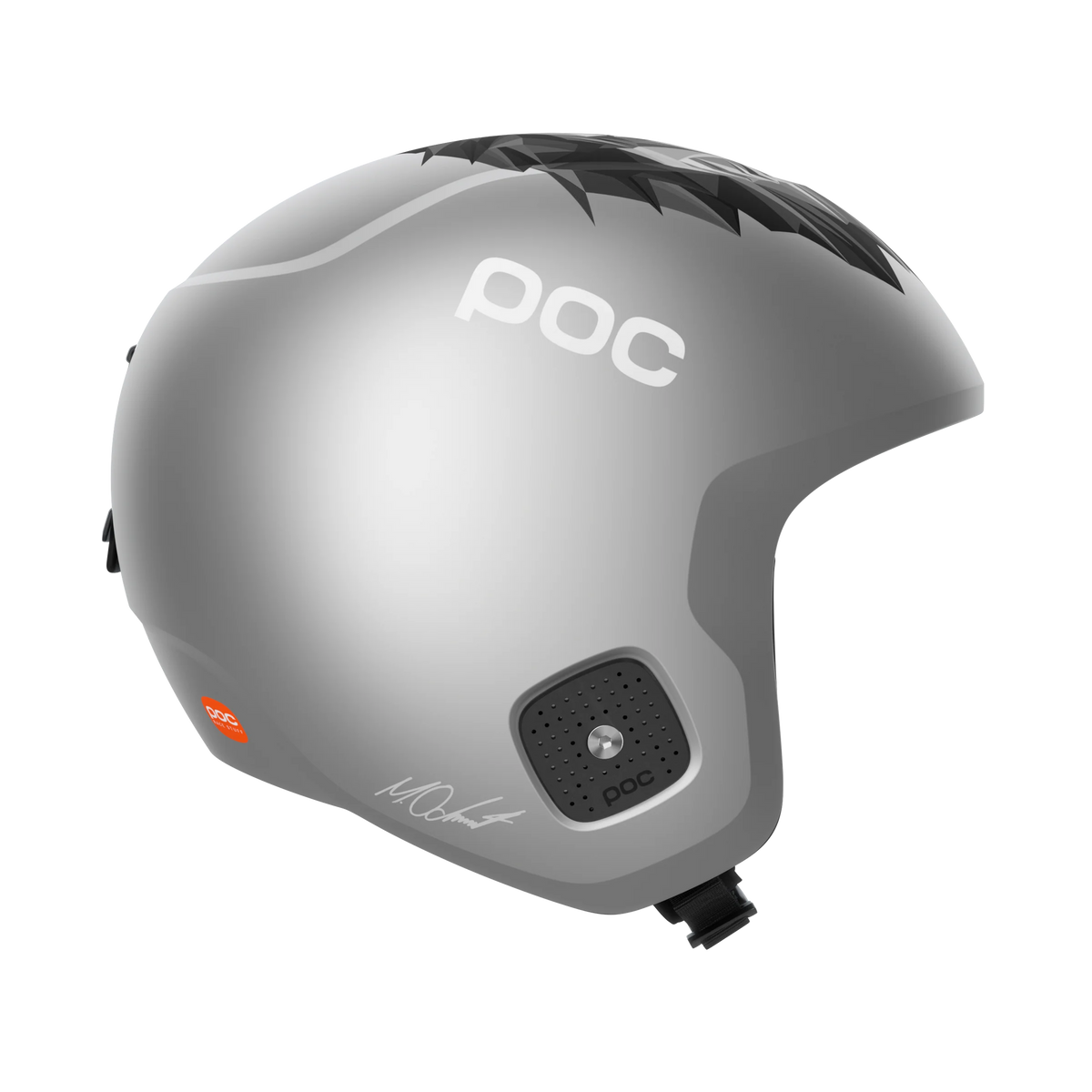 Der POC Sports Skull Dura Jr Marco Odermatt Ed. ist ein matt silberner Skihelm mit schwarzem geometrischem Design, sichtbaren Ohrenschlitzen, Kinnriemen und der Unterschrift von Marco Odermatt am unteren Rand.