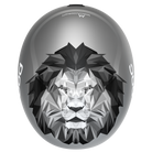 Der POC Sports Skull Dura Jr Marco Odermatt Ed. Helm hat ein geometrisches Löwengesicht in Schwarz, Grau und Weiß auf Silber, sichtbare POC-Logos auf beiden Seiten und einen MARCO ODERMATT-Aufdruck auf der Oberseite - ein gewagtes Design für eine Sonderedition.