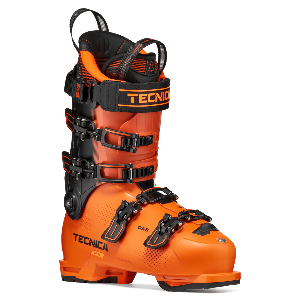 Tecnica Mach1 MV 130 TD2 GW Skischuh in Orange – Dreiviertelansicht von vorne