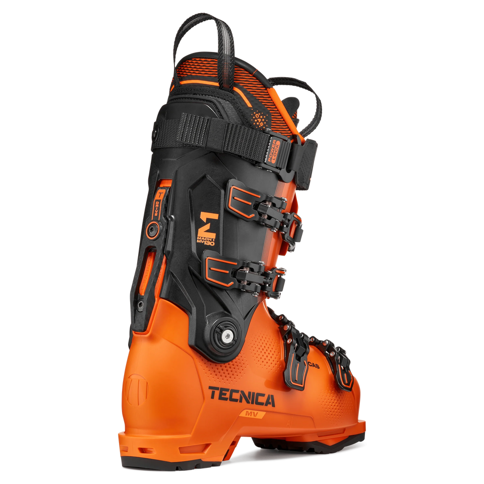 Tecnica Mach1 MV 130 TD2 GW Skischuhe in Orange – Paar in Seiten- und Rückansicht