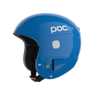 Der POC Sports POCito Skull ist ein blauer Skihelm mit dem weißen Schriftzug "pocito" an der Seite, schwarzer Innenpolsterung und einem schwarzen, verstellbaren Kinnriemen mit roter Schließe.
