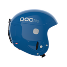 Der POC Sports POCito Skull ist ein blauer Ski- oder Snowboardhelm für Kinder mit dem Schriftzug "POCito" in weißer Schrift, Belüftungslöchern und einem Kinnriemen auf weißem Hintergrund.