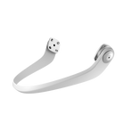 Ein schlanker, gebogener Metallarm, Teil des POC Maxilla Breakaway Systems von POC Sports für den Gesichtsschutz beim Skifahren, zeichnet sich durch eine flache Basis und ein abgerundetes, gelenkartiges Ende aus - dargestellt auf einem schlichten weißen Hintergrund.