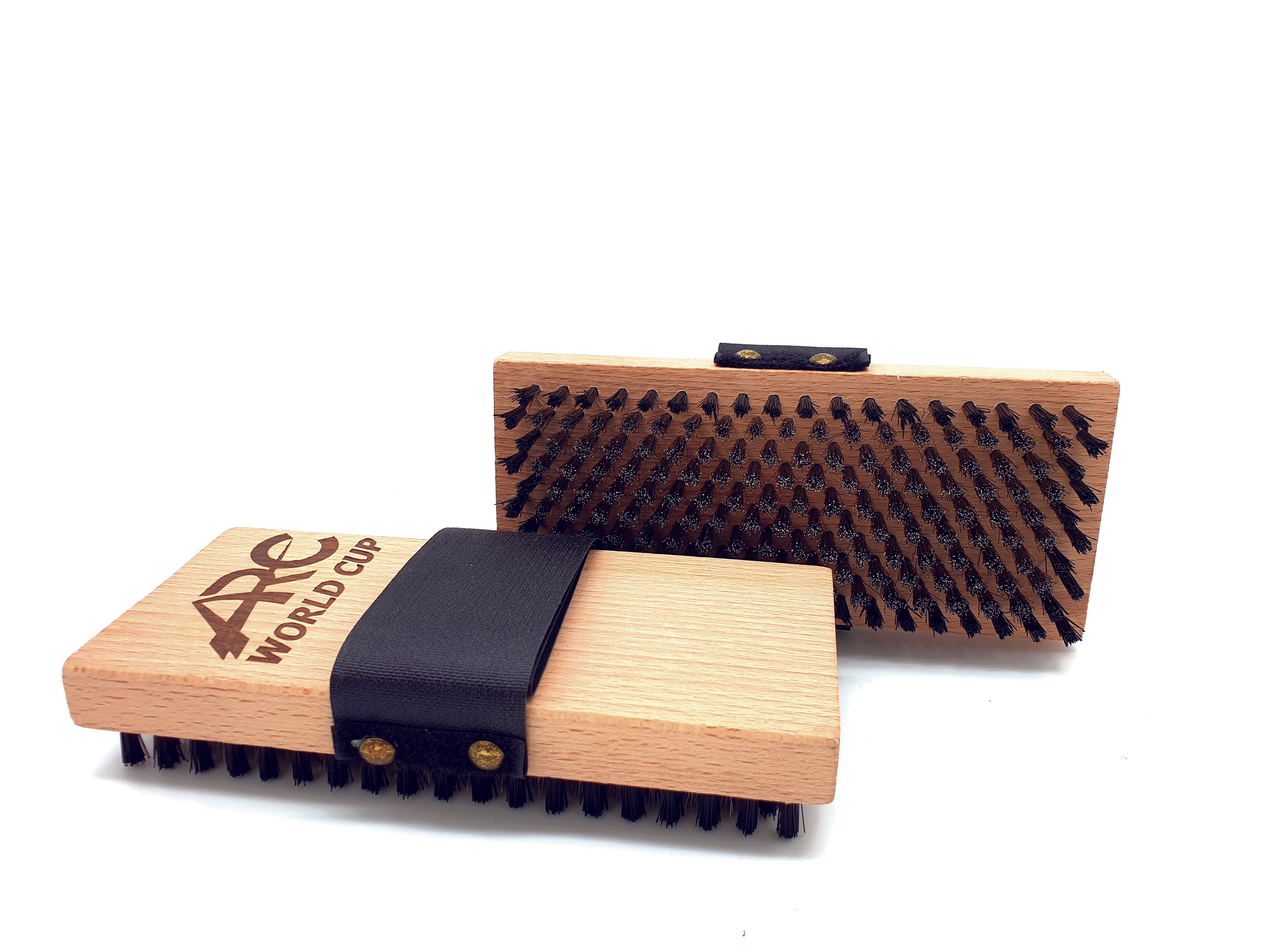 Handbürste 2.0 mit geraden Edelstahlborsten und schwarzer Handschlaufe – ideal zum Ausbürsten von Wachs und Reinigen strukturierter Skibeläge im Skiservice