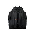 Der POC Sports Race Backpack 70L in Schwarz wird aufrecht von hinten gezeigt und hebt die gepolsterten Schultergurte, die Seitenfächer mit Reißverschluss, den oberen Griff und das kleine orangefarbene kreisförmige Logo auf dem linken Gurt hervor.