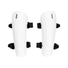 Ein Paar weiße POC Sports Forearm Classic Hartschalen-Protektoren mit schwarzen verstellbaren Riemen sind nebeneinander auf einem einfarbigen Hintergrund gezeigt. Das POC-Logo ist in der Nähe der Oberseite gedruckt, so dass sie ideal für Skirennsport.