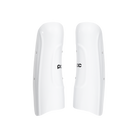 Ein Paar weiße, gebogene POC Shins Classic Hartschalen-Schienbeinschoner von POC Sports mit glänzender Oberfläche und kleinen Metallnieten, die nebeneinander auf einem einfarbigen Hintergrund abgebildet sind; teilweise schwarzes Branding - perfekt für den Skirennsport.