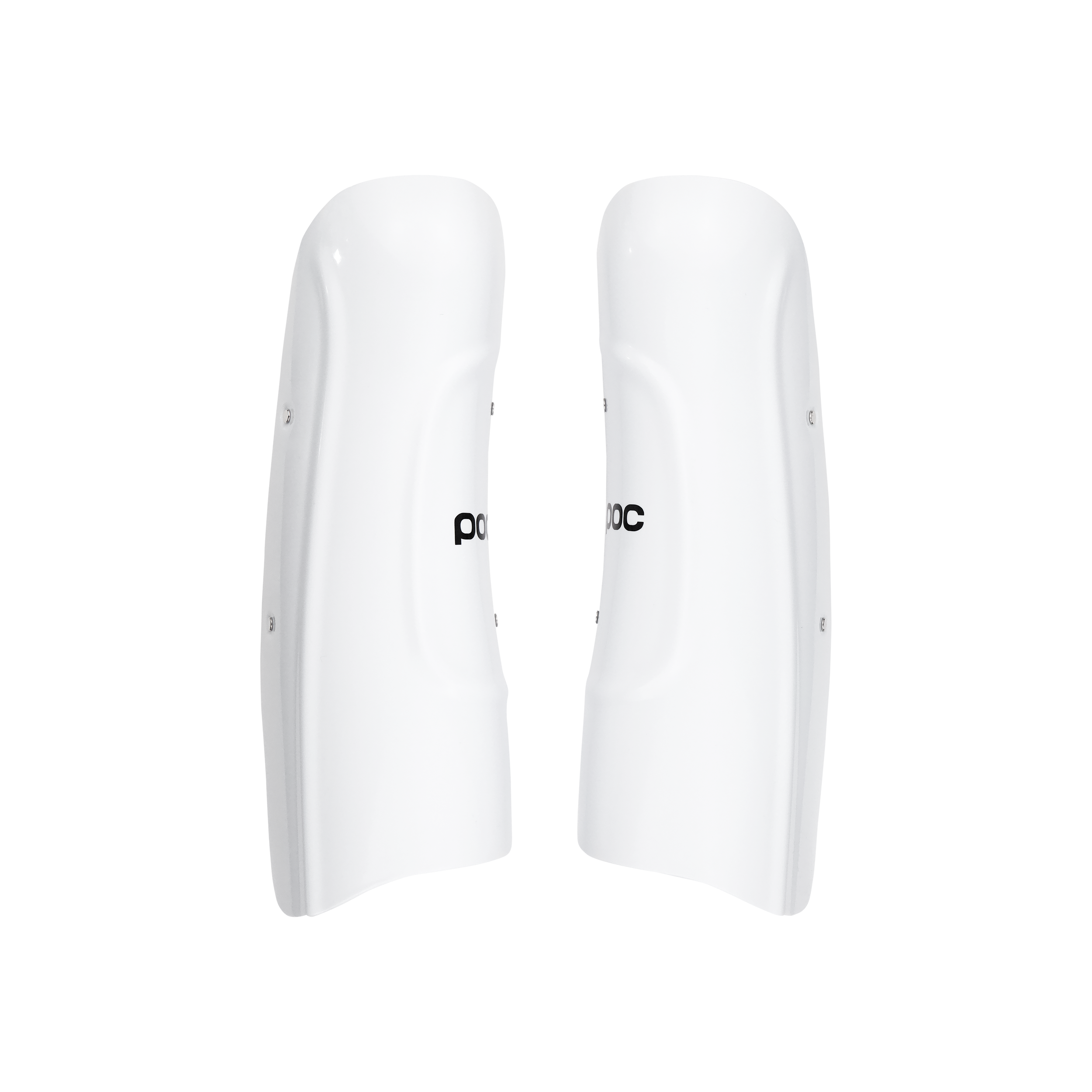 Ein Paar weiße, gebogene POC Shins Classic Hartschalen-Schienbeinschoner von POC Sports mit glänzender Oberfläche und kleinen Metallnieten, die nebeneinander auf einem einfarbigen Hintergrund abgebildet sind; teilweise schwarzes Branding - perfekt für den Skirennsport.