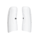 Ein Paar weiße POC Sports Shins Classic Jr Schienbeinschützer aus Kunststoff mit teilweise sichtbarer schwarzer Schrift auf weißem Hintergrund - der perfekte Schutz für Kinder im Skirennsport.