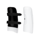 Zwei weiße POC Sports Shins Classic Jr Schienbeinschützer mit schwarzen elastischen Bändern, hier auf der Vorder- und Rückseite, bieten Hartschalen-Schienbeinschutz für Kinderbeine bei Sportarten wie Fußball, Cricket oder Skirennen.