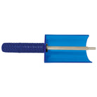 Der Holmenkol SpeedStick Combi von Holmenkol ist ein blaues Werkzeug mit einem strukturierten Griff, einer flachen, rechteckigen Klinge und einem sechseckigen Metallschaft, der durch die Mitte verläuft, abgebildet auf weißem Hintergrund.