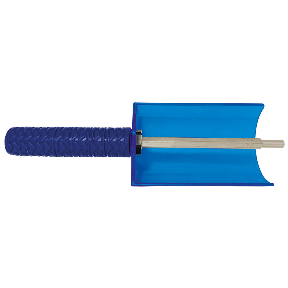 Der Holmenkol SpeedStick Combi von Holmenkol ist ein blaues Werkzeug mit einem strukturierten Griff, einer flachen, rechteckigen Klinge und einem sechseckigen Metallschaft, der durch die Mitte verläuft, abgebildet auf weißem Hintergrund.