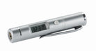 Der Holmenkol Schneethermometer FlashPen ist ein silberner Digitalstift mit Display (32,3°C), Knopf und Metalltaschenclip, ideal für die Messung der Schneetemperatur mittels Infrarottechnologie, dargestellt auf weißem Hintergrund.