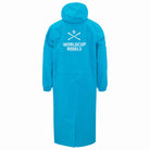Der Head Rain Coat Junior blau 2026/2027 von Head, von hinten gesehen, hat eine Kapuze und "WORLD CUP REBELS" in weiß unter gekreuzten Skiern - ideal als wetterfester Kindermantel für junge Rennfahrer.