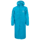 Der Head Rain Coat Junior blau 2026/2027 ist ein langer, hellblauer Kinderregenmantel mit Kapuze, Frontreißverschluss, zwei großen Taschen, weißem Head-Branding auf Brust und Ärmel sowie verstellbaren Kapuzenkordeln.