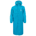 Der Head Rain Coat Junior blau 2026/2027 ist ein langer, hellblauer Kinderregenmantel mit Kapuze, Frontreißverschluss, zwei großen Taschen, weißem Head-Branding auf Brust und Ärmel sowie verstellbaren Kapuzenkordeln.