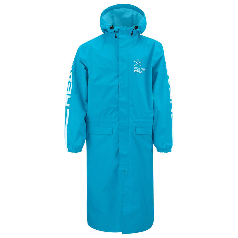 Der HEAD Head Rain Coat Junior blau 2026/2027 ist ein leuchtend blauer Kinder-Regenmantel mit Kapuze, Front-Reißverschluss, zwei großen Taschen, weißer Grafik/Text auf Brust und Ärmel und Kapuzen-Zugbändern - perfekt als Regenmantel Kinder für regnerische Tage.
