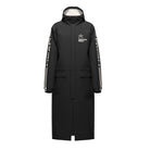 Der Head Rain Coat Junior schwarz 2026/2027 hat World Cup Rebels und HEAD-Logos auf Brust und Ärmeln, zwei große Vordertaschen und einen durchgehenden Reißverschluss. Dieser wasserdichte Mantel von Head ist auf einem weißen Hintergrund abgebildet.