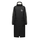 Der Head Rain Coat Junior schwarz 2026/2027 ist ein langer, schwarzer, wasserdichter Mantel mit Kapuze, Frontklappe, gerader, lockerer Passform, HEAD an beiden Ärmeln, zwei Fronttaschen und einem weißen World Cup Rebels Logo auf der Brust. Marke: Head.
