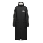 Der Head Rain Coat Junior schwarz 2026/2027 ist ein langer, schwarzer, wasserdichter Mantel mit Kapuze, Frontklappe, gerader, lockerer Passform, HEAD an beiden Ärmeln, zwei Fronttaschen und einem weißen World Cup Rebels Logo auf der Brust. Marke: Head.