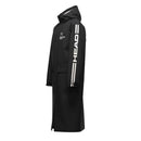 Der Head Rain Coat Junior schwarz 2026/2027 von Head ist ein langer schwarzer Junior-Regenmantel mit weißen Streifen, "HEAD" auf dem Ärmel, gekreuztem Paddel-Logo und "WATERPROOF ROBE" auf der Brust, abgebildet im Seitenprofil.