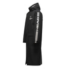 Der Head Rain Coat Junior schwarz 2026/2027 von Head ist ein langer schwarzer Junior-Regenmantel mit weißen Streifen, "HEAD" auf dem Ärmel, gekreuztem Paddel-Logo und "WATERPROOF ROBE" auf der Brust, abgebildet im Seitenprofil.
