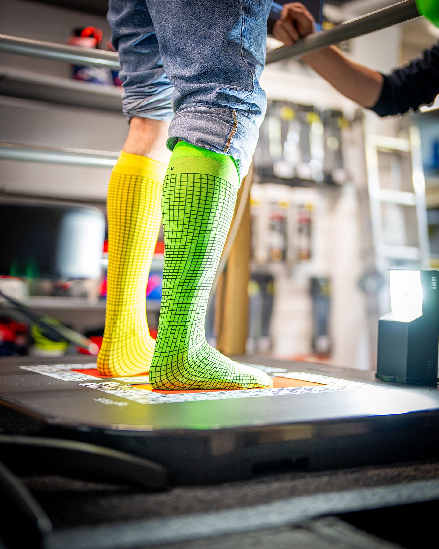 3D Fussvermessung mit speziellem Messsocken auf digitalem Scanner zur optimalen Anpassung von Skischuhen im Fachhandel – Praezision beim Bootfitting fuer hoechsten Komfort und Performance im Wintersport.