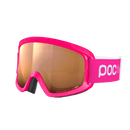 Die POC Sports POCito Opsin Kinder-Skibrille hat einen rosafarbenen Rahmen, reflektierende Gläser und ein weiß-rosa verstellbares Band mit dem POC-Logo. Ihr modernes, aerodynamisches Design verbessert die Sichtbarkeit und Sicherheit beim Skifahren.