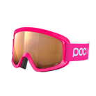 Die POC Sports POCito Opsin Kinder-Skibrille hat einen rosafarbenen Rahmen, reflektierende Gläser und ein weiß-rosa verstellbares Band mit dem POC-Logo. Ihr modernes, aerodynamisches Design verbessert die Sichtbarkeit und Sicherheit beim Skifahren.
