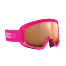 Die POC Sports POCito Opsin ist eine rosafarbene Skibrille mit orangefarbenen, reflektierenden Gläsern und einem rosafarbenen Band mit weißem "poc ito"-Schriftzug, das für optimale Sichtbarkeit beim Skifahren sorgt. Abgebildet auf einfarbig weißem Hintergrund.