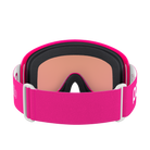 Die POC Sports POCito Opsin verfügt über ein leuchtend pinkes Band, einen schwarzen Rahmen und orange getönte Gläser für bessere Sichtbarkeit beim Skifahren, die von vorne auf weißem Hintergrund abgebildet sind.