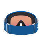Die POC Sports POCito Opsin Kinder-Skibrille in Blau hat eine reflektierende Partly Sunny Light Orange-Scheibe, ein verstellbares Band, weiße Akzente und eine weiche Polsterung für hohen Tragekomfort (von hinten).