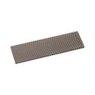 Diese graue rechteckige SNOLI Radial Kantenfeile (100x30x4mm, 9 TPI) von Maislinger Snoli zeichnet sich durch gleichmäßig verteilte, geschwungene Rillen aus, die an ein fein strukturiertes Werkzeugteil erinnern.