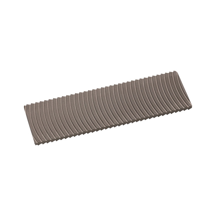Diese graue rechteckige SNOLI Radial Kantenfeile (100x30x4mm, 9 TPI) von Maislinger Snoli zeichnet sich durch gleichmäßig verteilte, geschwungene Rillen aus, die an ein fein strukturiertes Werkzeugteil erinnern.