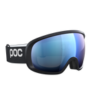 Eine schwarze POC Fovea Schwimmbrille von POC Sports mit einer breiten, reflektierenden blauen Clarity-Scheibe und "POC" in Weiß auf dem verstellbaren Band.