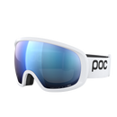 Die POC Fovea von POC Sports ist eine weiße Skibrille mit einer breiten verspiegelten blauen Clarity-Scheibe, einer schwarzen Schaumstoffpolsterung und einem weißen Band mit schwarzem POC-Logo. Ihr modernes, schlankes Design sorgt für einen nahtlosen, komfortablen Sitz vor jedem Hintergrund.
