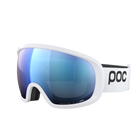 Die POC Fovea von POC Sports ist eine weiße Skibrille mit einer breiten verspiegelten blauen Clarity-Scheibe, einer schwarzen Schaumstoffpolsterung und einem weißen Band mit schwarzem POC-Logo. Ihr modernes, schlankes Design sorgt für einen nahtlosen, komfortablen Sitz vor jedem Hintergrund.