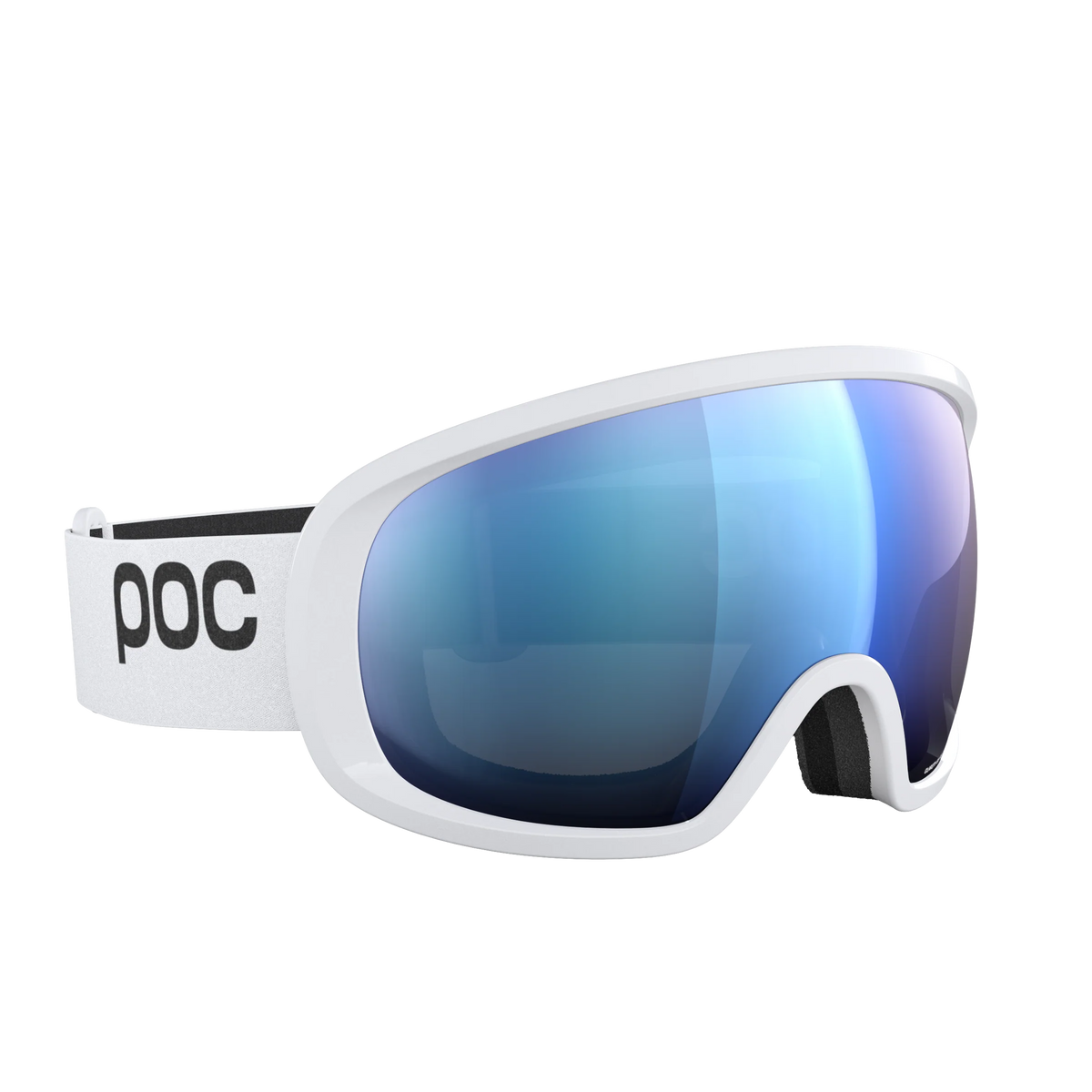 Die POC Sports Fovea Skibrille hat einen weißen Rahmen, blaue Clarity Gläser und einen schwarzen Nasensteg aus Schaumstoff. Auf dem weißen Band steht in fetten schwarzen Buchstaben "POC". Vor einem schlichten weißen Hintergrund.