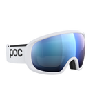 Die POC Sports Fovea Skibrille hat einen weißen Rahmen, blaue Clarity Gläser und einen schwarzen Nasensteg aus Schaumstoff. Auf dem weißen Band steht in fetten schwarzen Buchstaben "POC". Vor einem schlichten weißen Hintergrund.